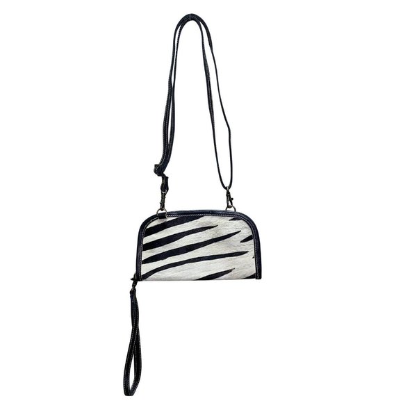 Chloe & Lex Leather Convertible Crossbody Wrist Wallet - Picture 5 of 6